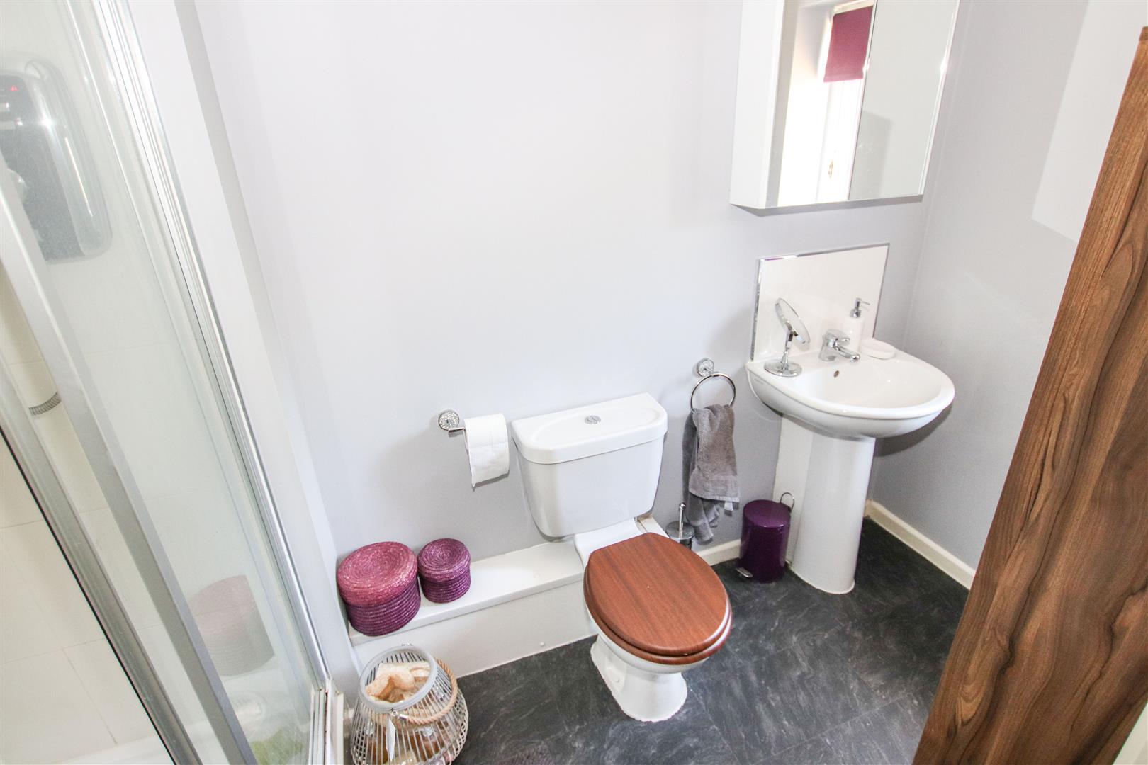 EN-SUITE SHOWER ROOM